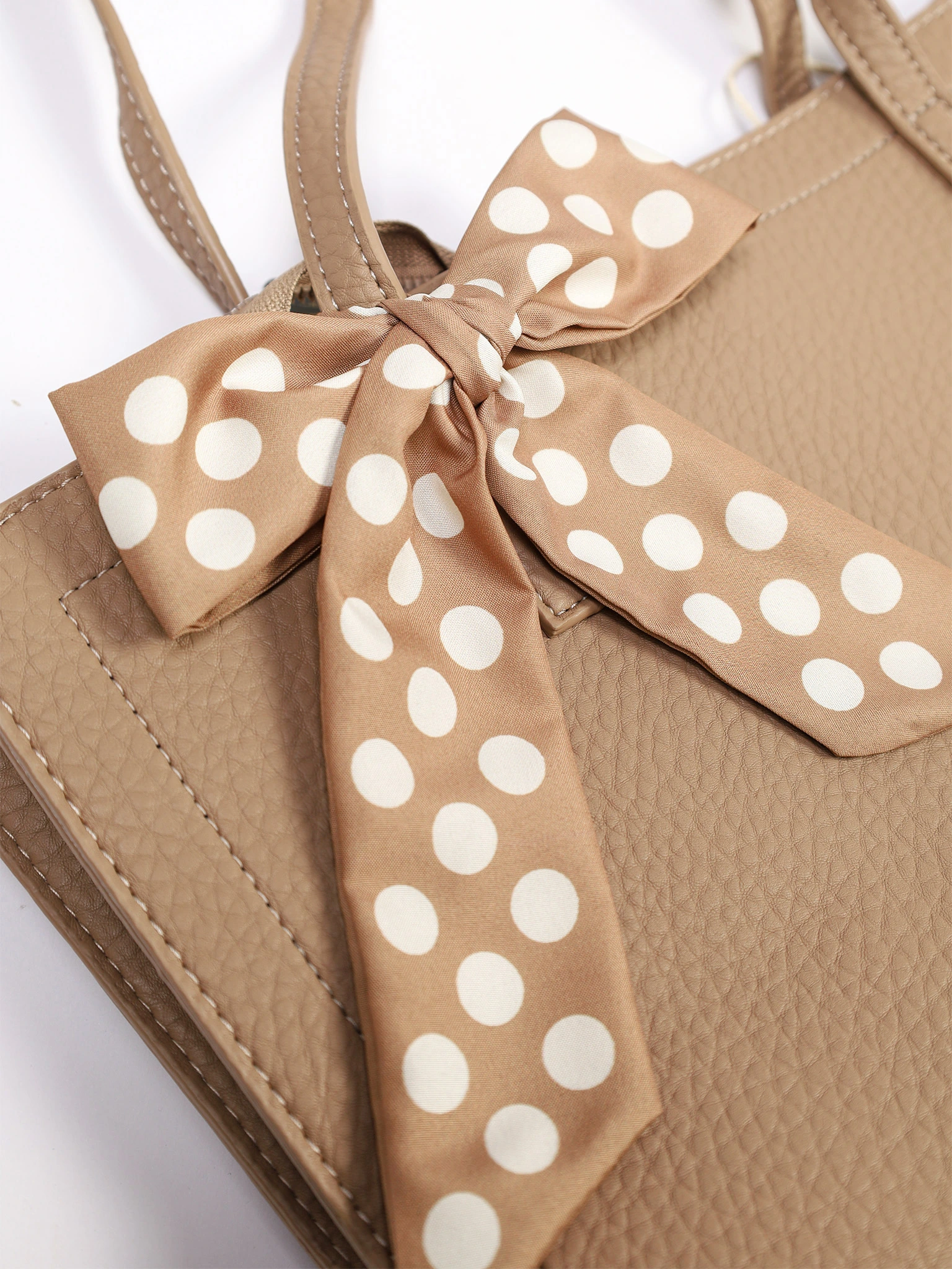 Сумка-тоут с плоскими ручками с декоративным платком в ассортименте